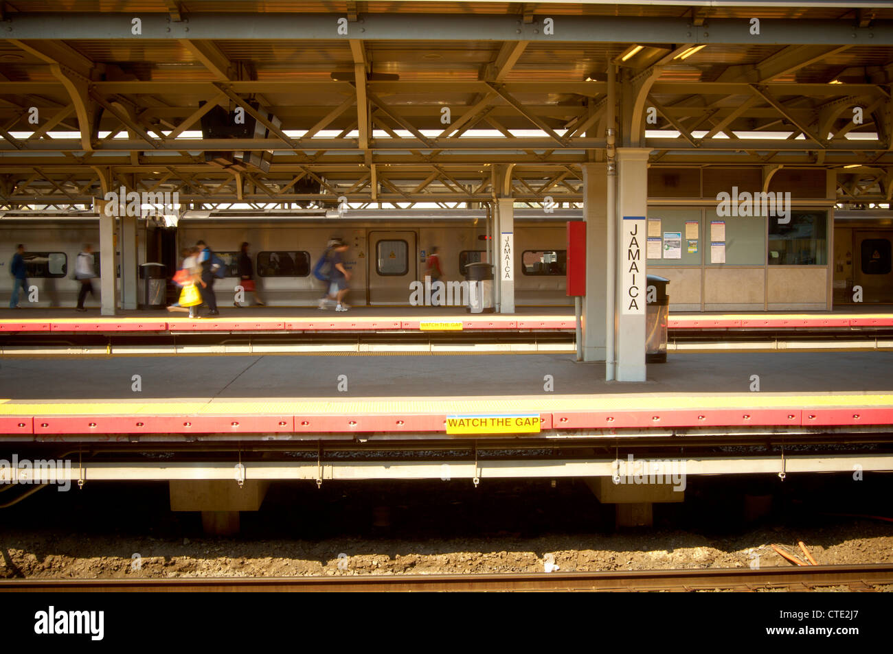 Piattaforma e treno su una stazione ferroviaria Foto Stock