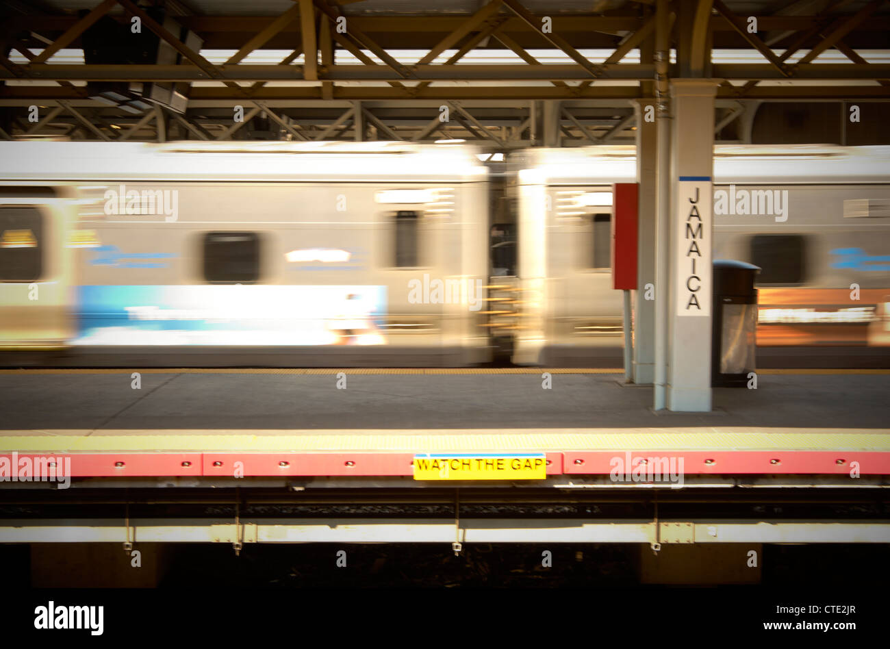 Piattaforma e treno su una stazione ferroviaria Foto Stock