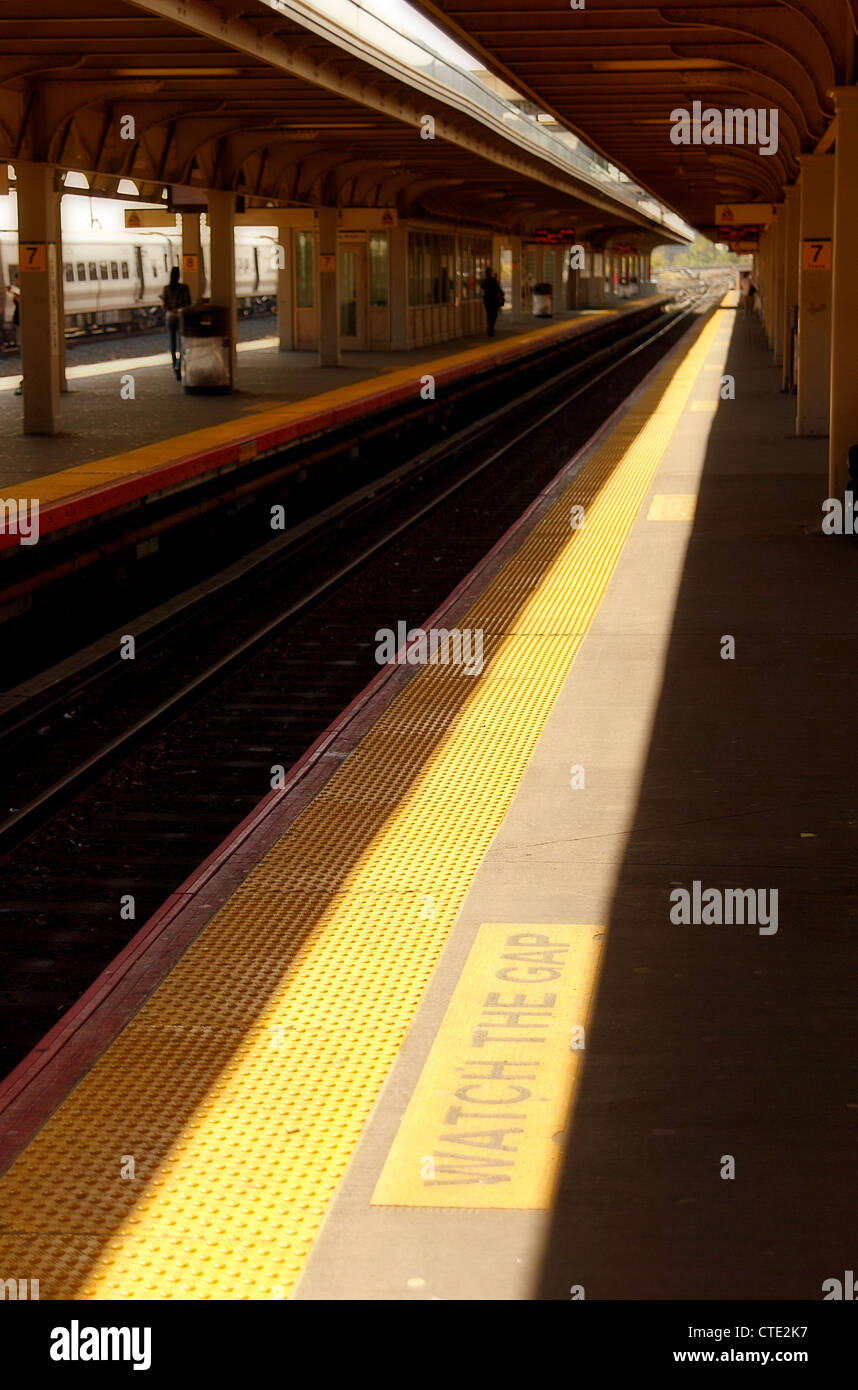 Avviso di colore giallo linee su una stazione ferroviaria Foto Stock