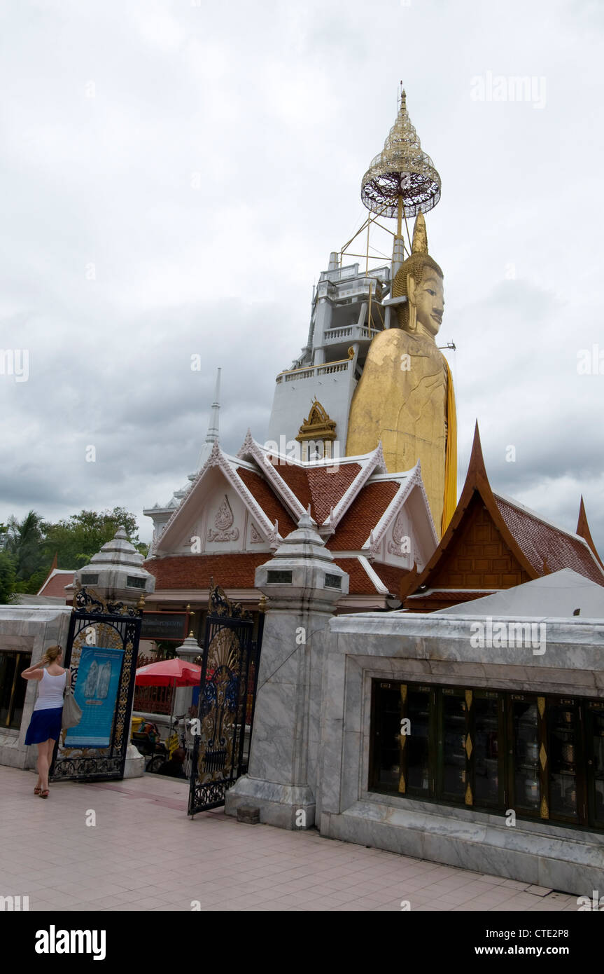 Bangkok più alti il Tempio del Buddha è il Golden Buddha a Wat Intharawihan,Thailandia Foto Stock