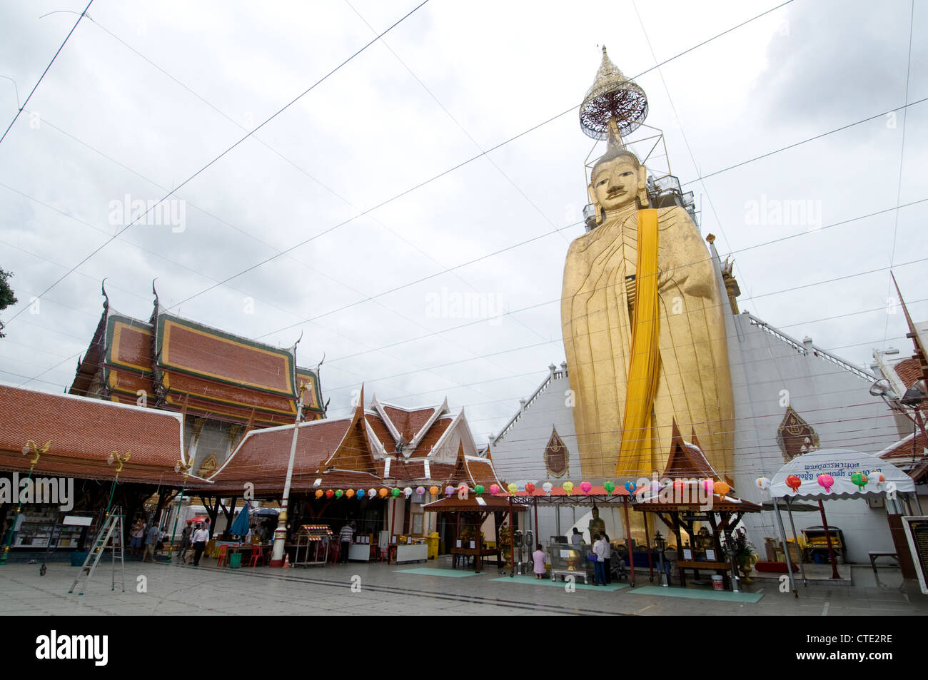 Bangkok più alti il Tempio del Buddha è il Golden Buddha a Wat Intharawihan,Thailandia Foto Stock