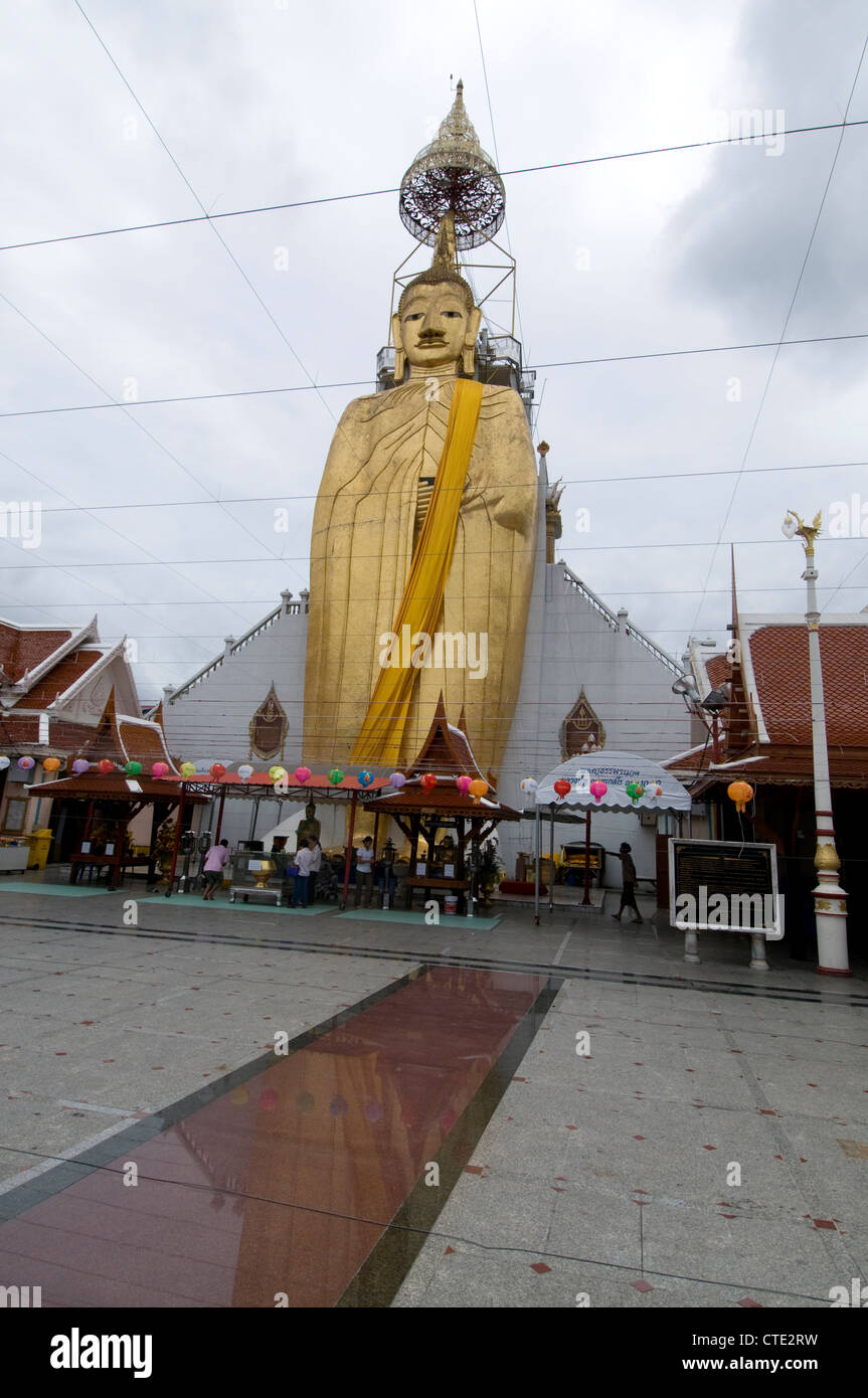 Bangkok più alti il Tempio del Buddha è il Golden Buddha a Wat Intharawihan, Thailandia Foto Stock