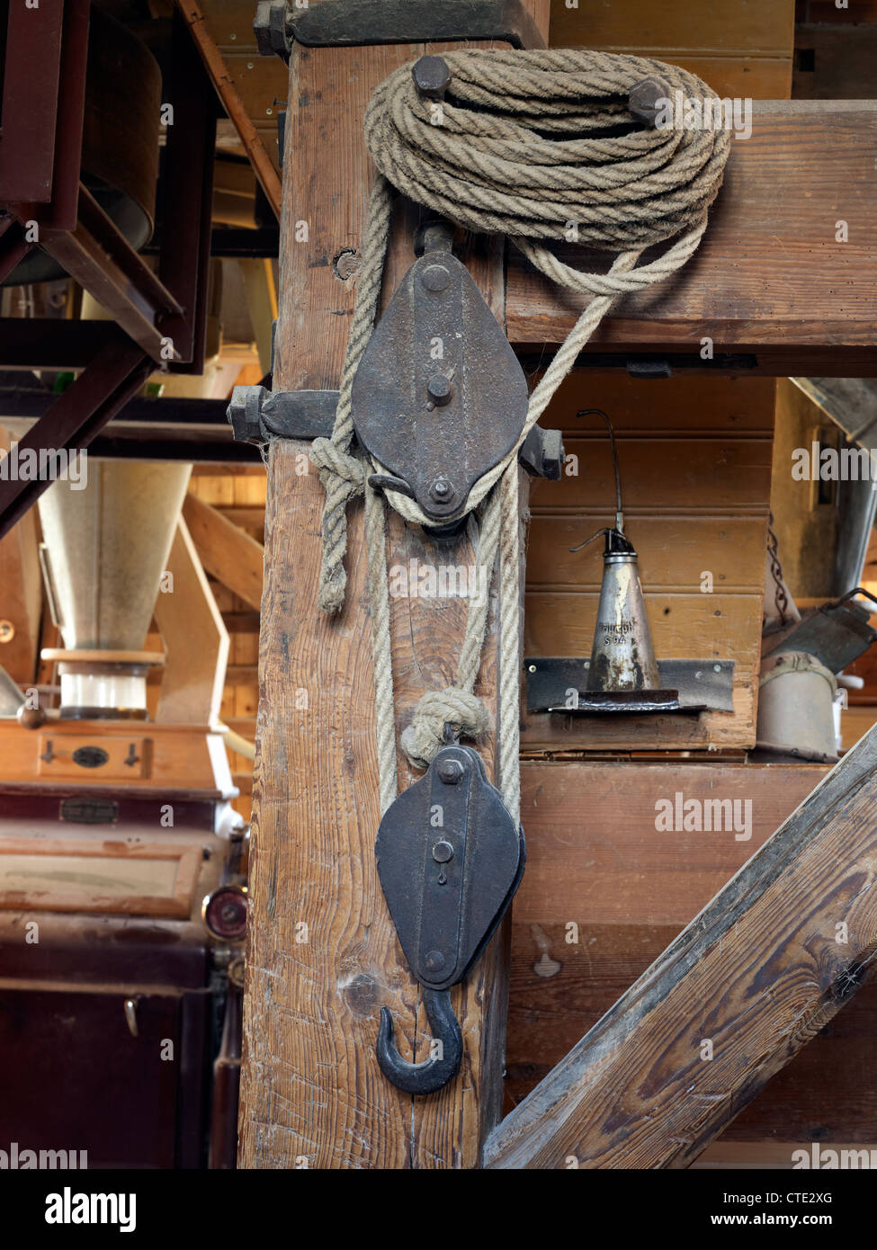 Fune con gancio ofa operativo storico Mulino a vento in Bardowick,Nothern Germania Foto Stock