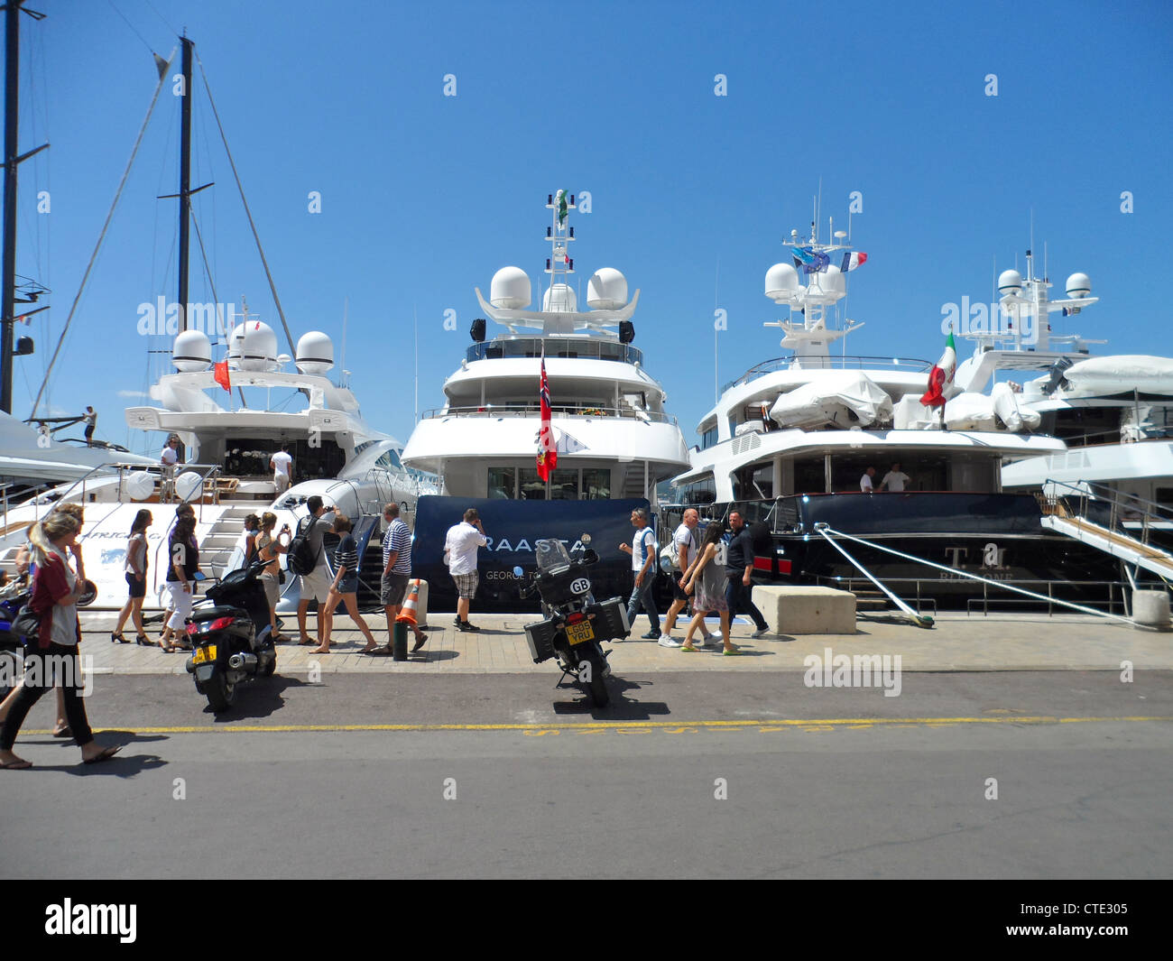 Ricco e famoso imbarcazioni fino a St Tropez Foto Stock