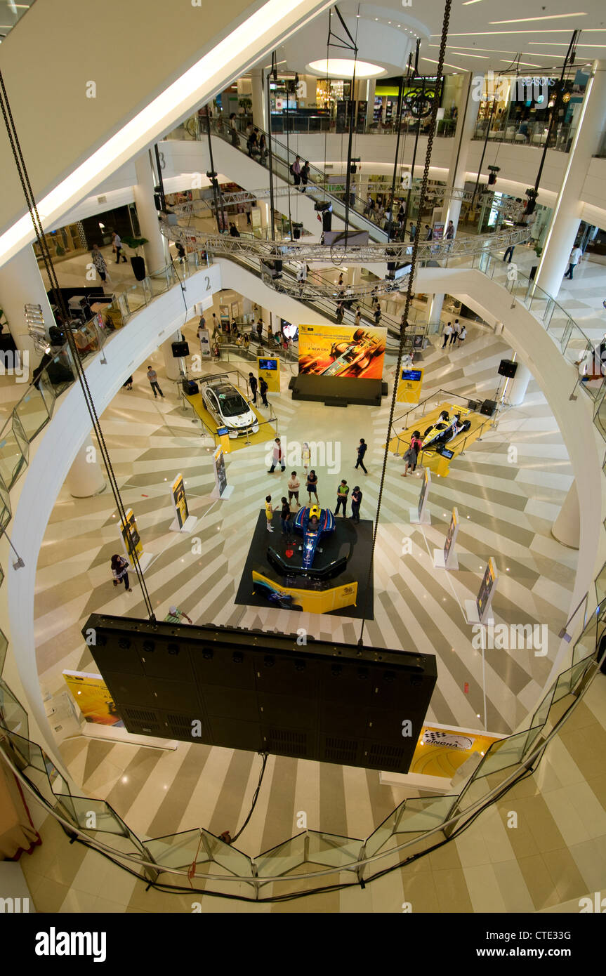 Interno della spaziosa Siam Paragon Shopping Mall. Si tratta di uno dei più nuovi centri per lo shopping a Bangkok, Tailandia. Foto Stock