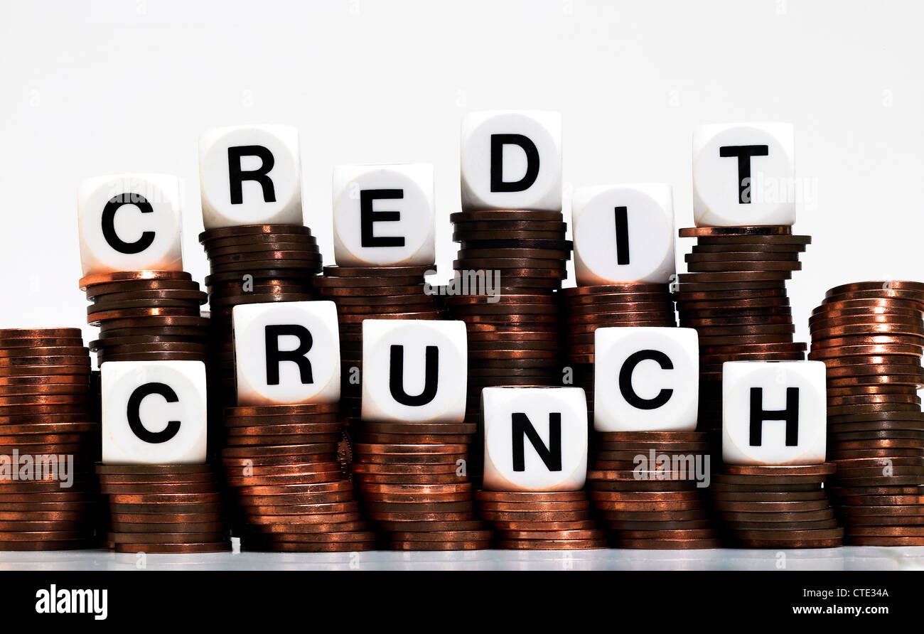 Bilanciamento dei dadi su una pila di monete, compitazione credit crunch Foto Stock