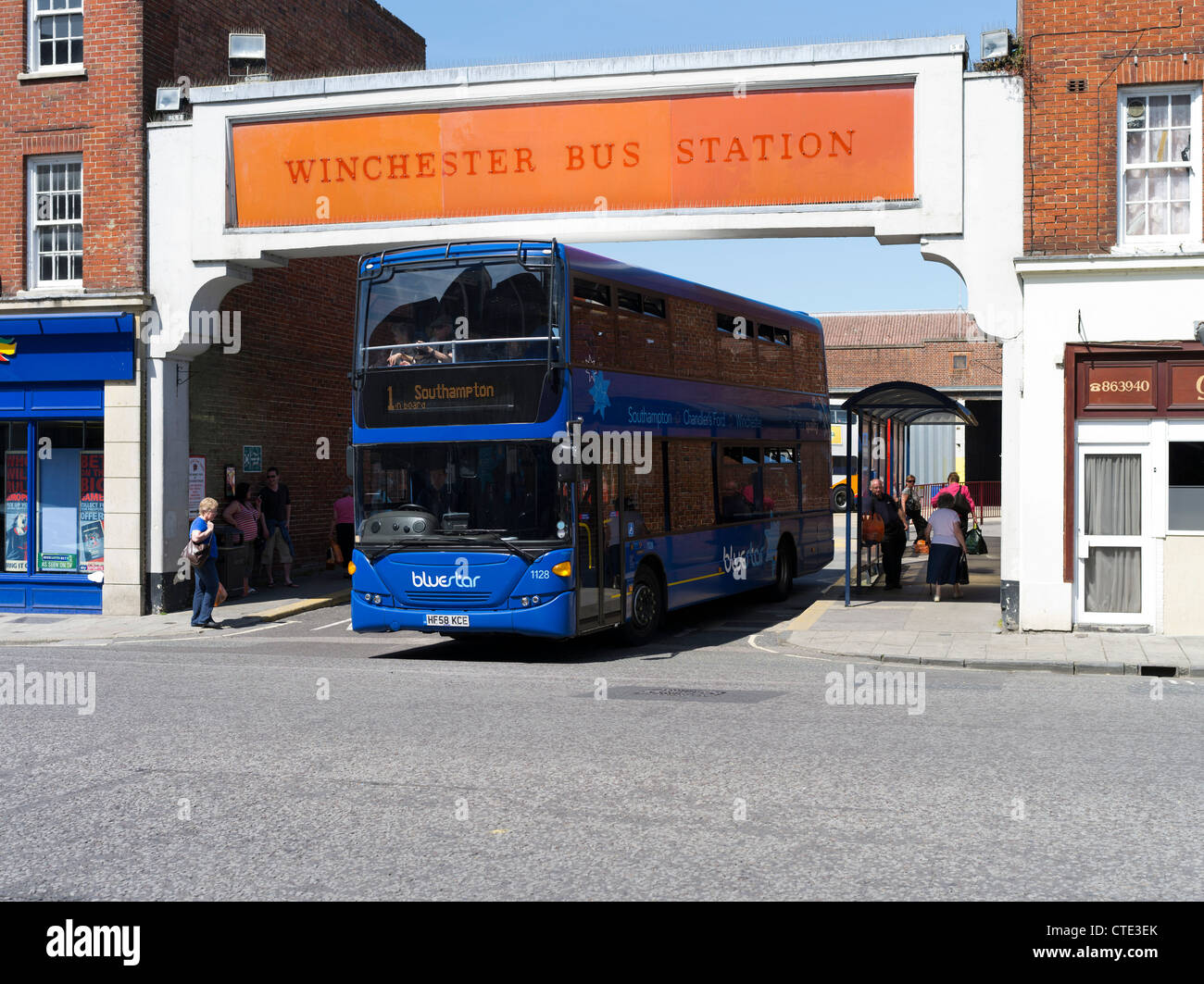 dh Winchester Stazione degli autobus WINCHESTER HAMPSHIRE Bluestar doubledecker lasciando Winchesters stazione degli autobus capolinea deposito regno unito trasporto pubblico Foto Stock