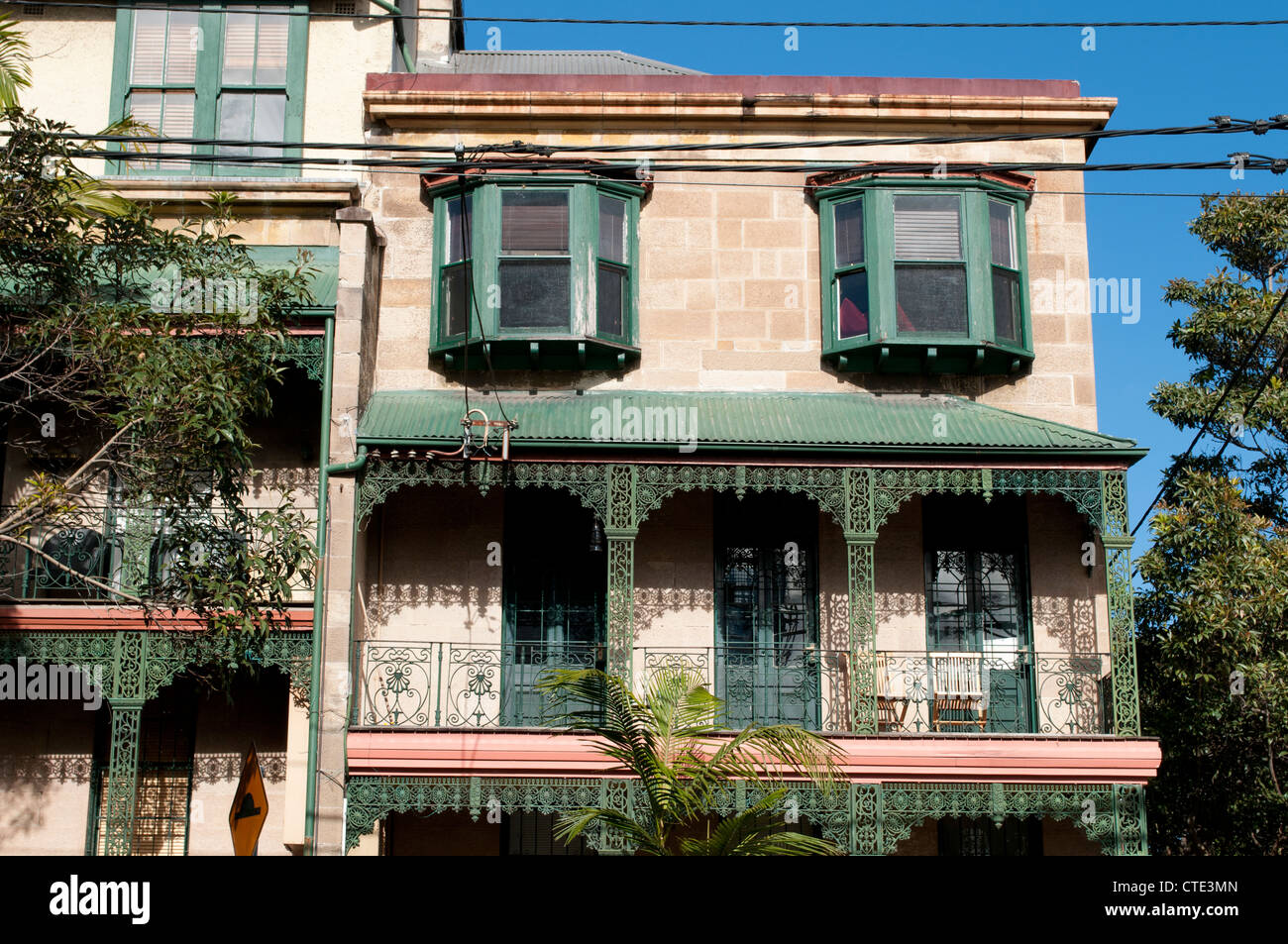 Casa a schiera con balconi in ferro battuto in Liverpool Street, Darlighurst, Sydney, Australia Foto Stock