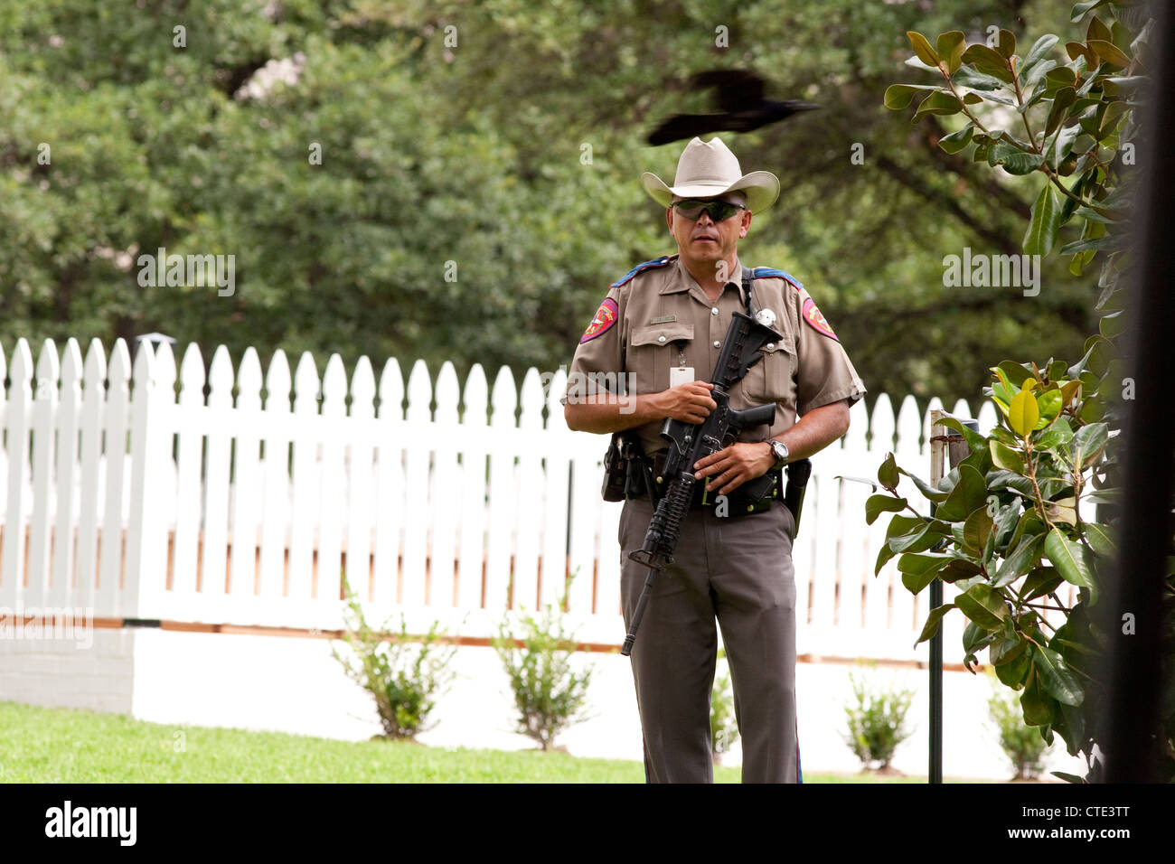 Ufficiali con il Texas del Dipartimento della Pubblica Sicurezza portano grandi armi mentre sul Texas Governor Mansion motivi. Foto Stock