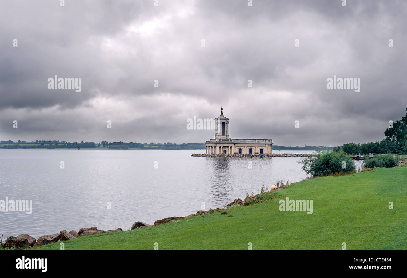 Semi-sommersa chiesa su una penisola in un lago Foto Stock