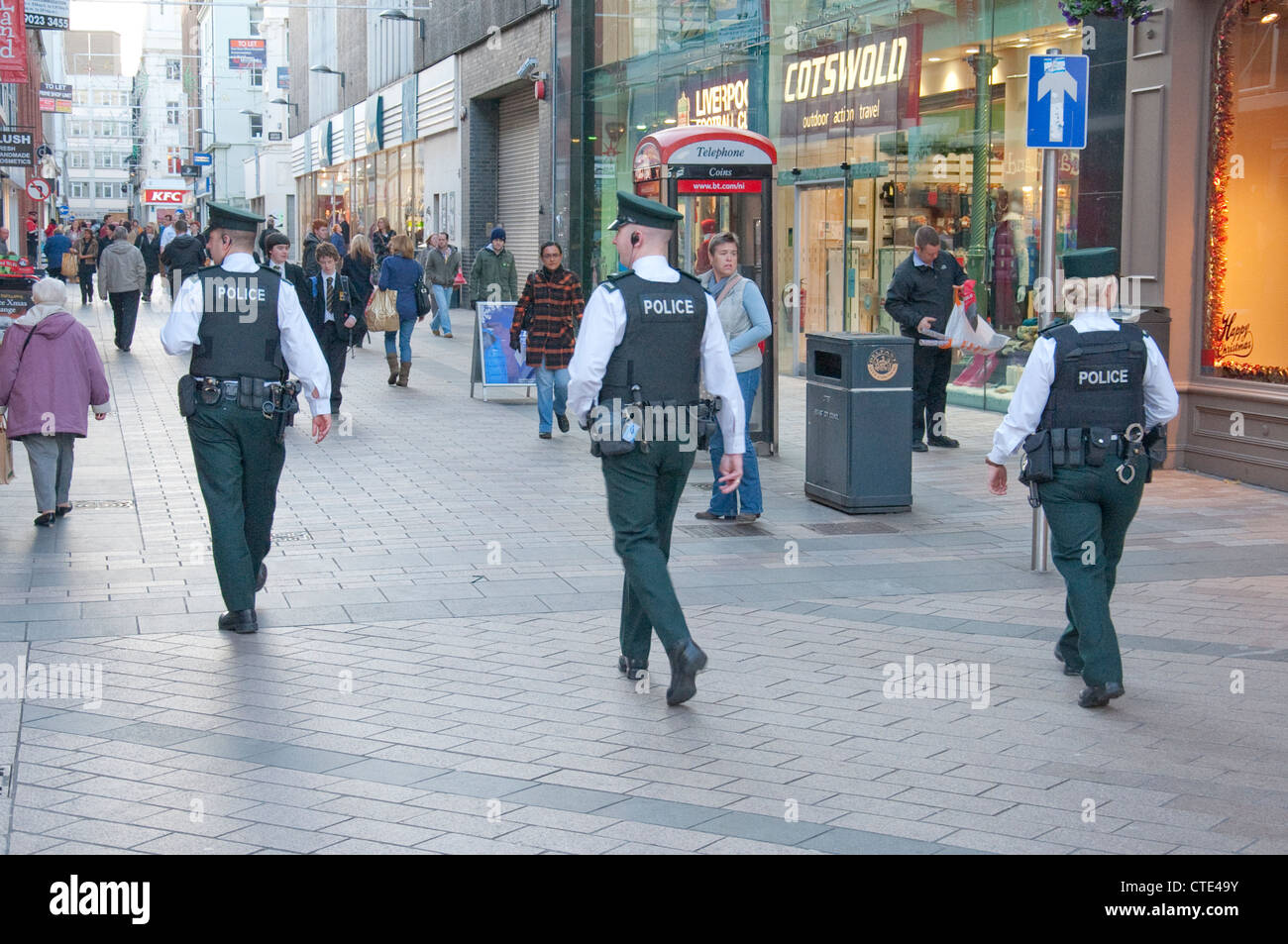 Forza di polizia dell'Irlanda del Nord di pattuglia in Belfast City Centre Foto Stock