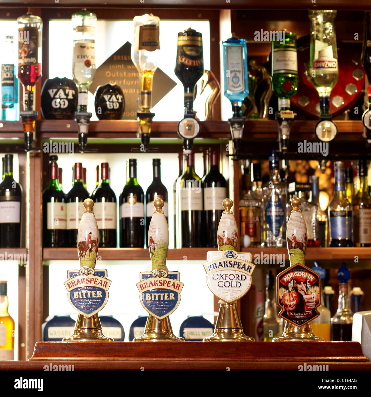 Interno di un tradizionale pub inglese che mostra area bar e real ale pompe a mano Foto Stock