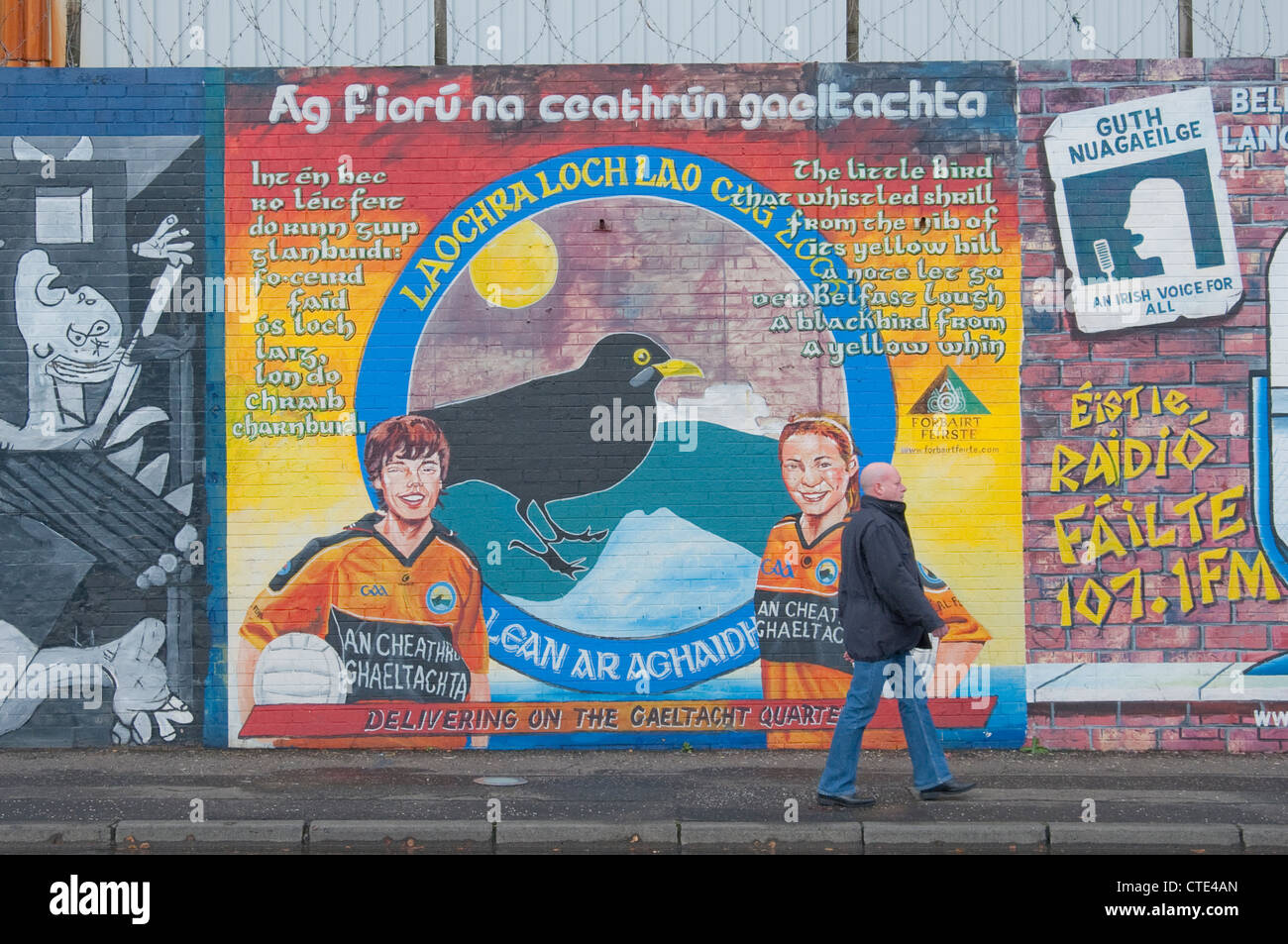 Murale nazionalista sul cattolica Falls Road della parte occidentale di Belfast Foto Stock