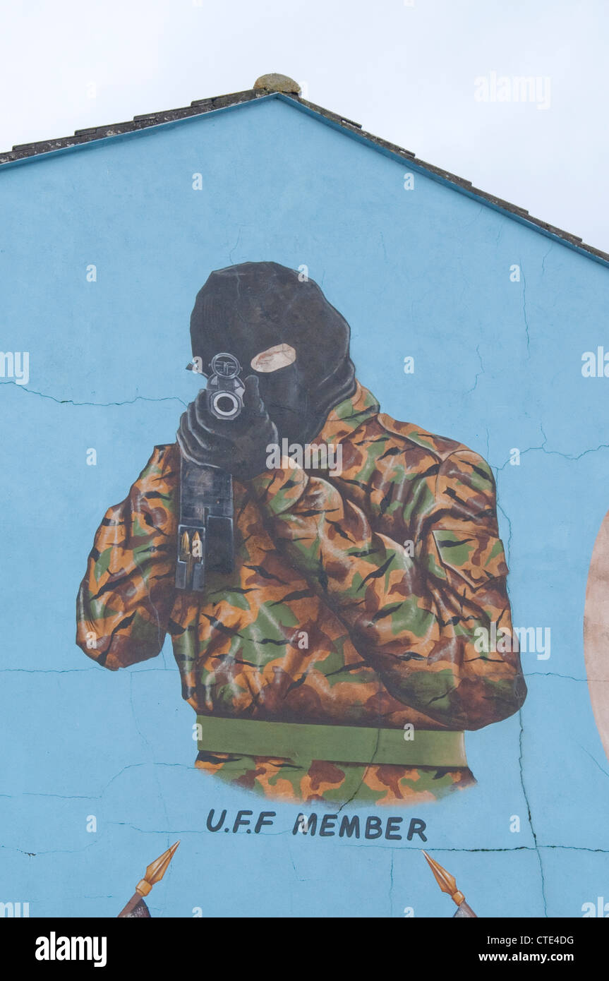 Il murale raffigurante un assassino lealisti nell'Shankill della parte occidentale di Belfast. Foto Stock
