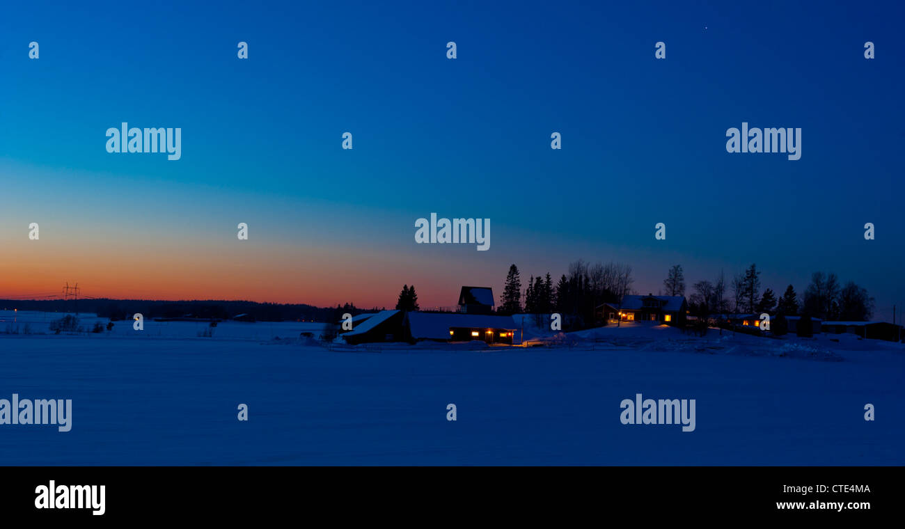 Bella crepuscolo civile appena dopo il tramonto in Finlandia occidentale Foto Stock