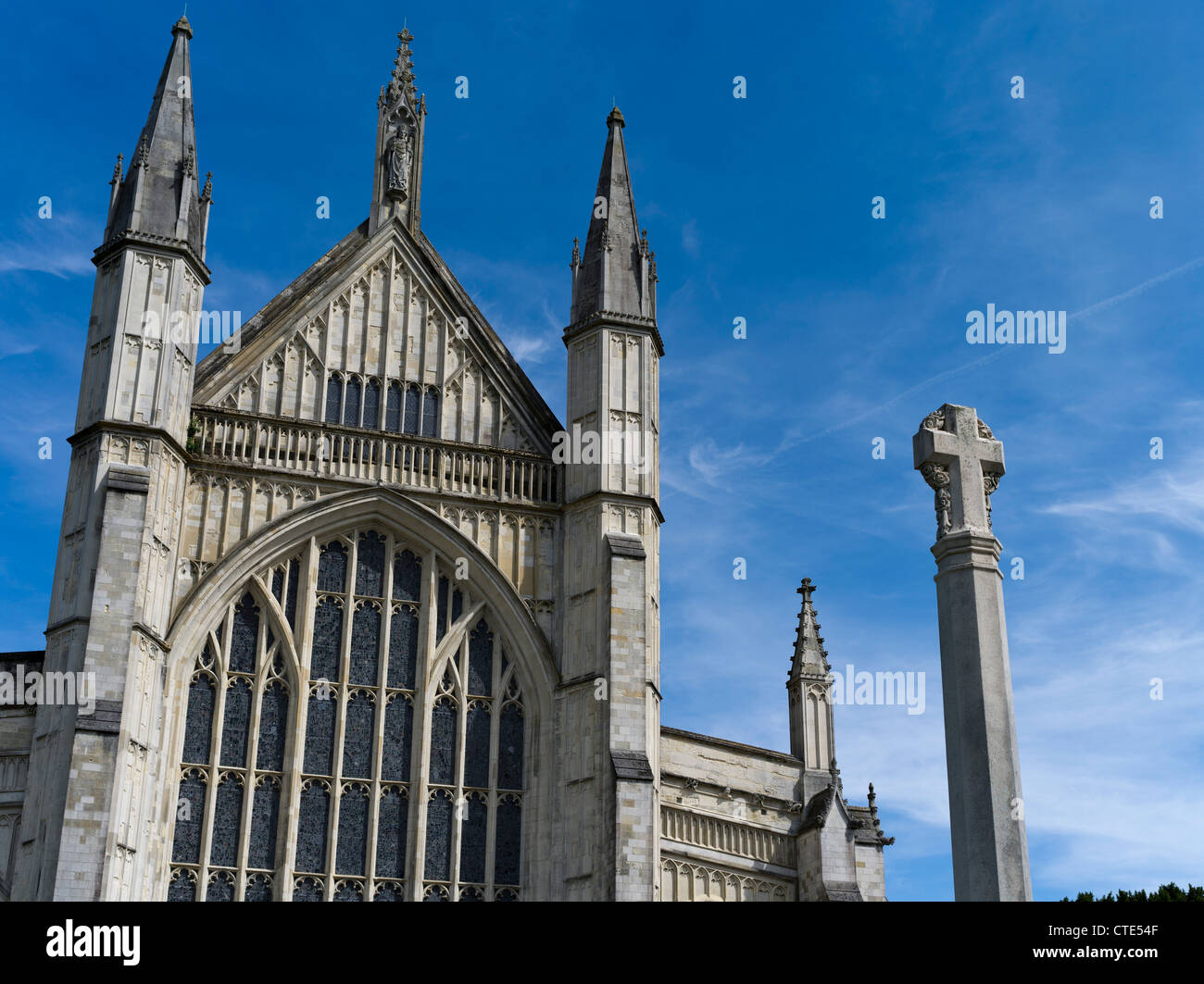 dh Winchester Cattedrale WINCHESTER HAMPSHIRE Cattedrale West End e la guerra memorial croce vecchia cattedrale Foto Stock