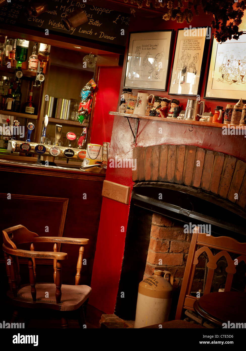 Interno di un tradizionale pub inglese che mostra area bar e real ale pompe a mano Foto Stock