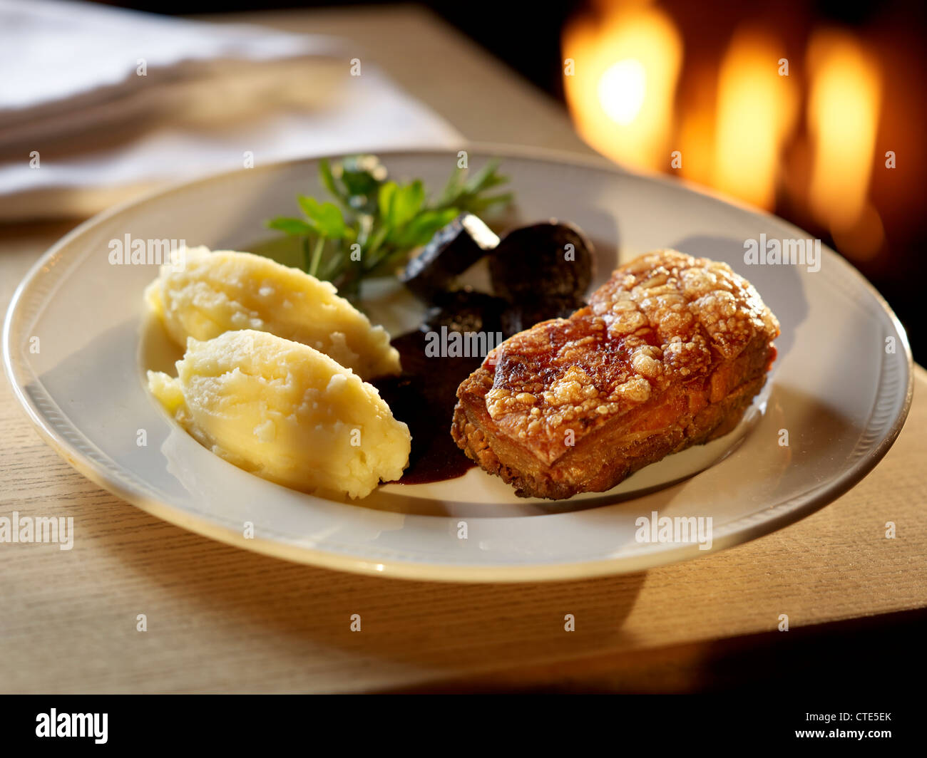 Delizioso croccante maiale ventre con purea e budino nero Foto Stock