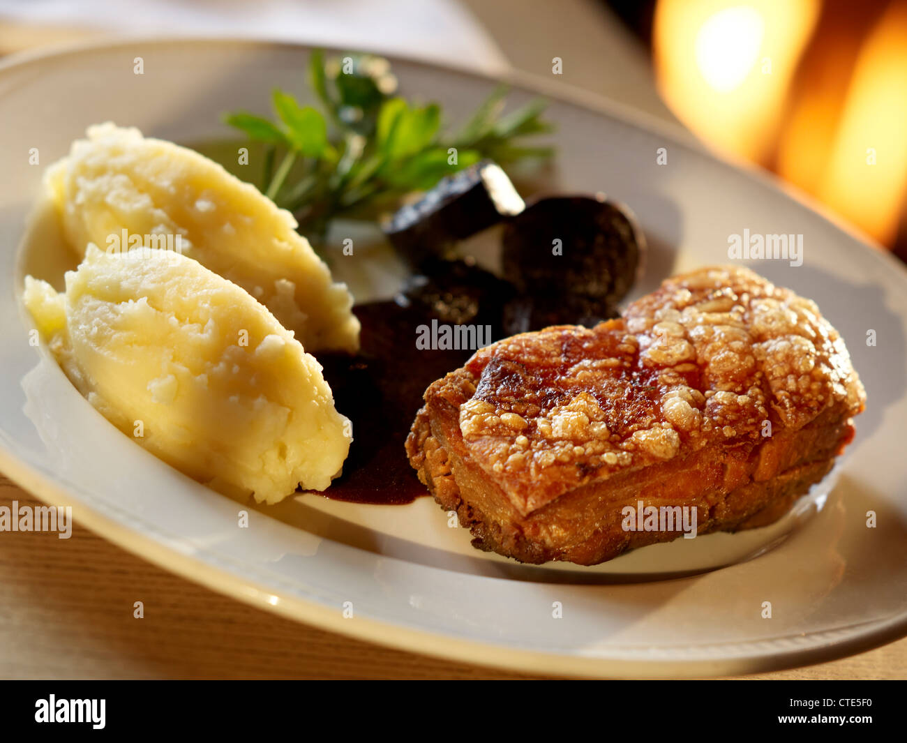 Delizioso croccante maiale ventre con purea e budino nero Foto Stock