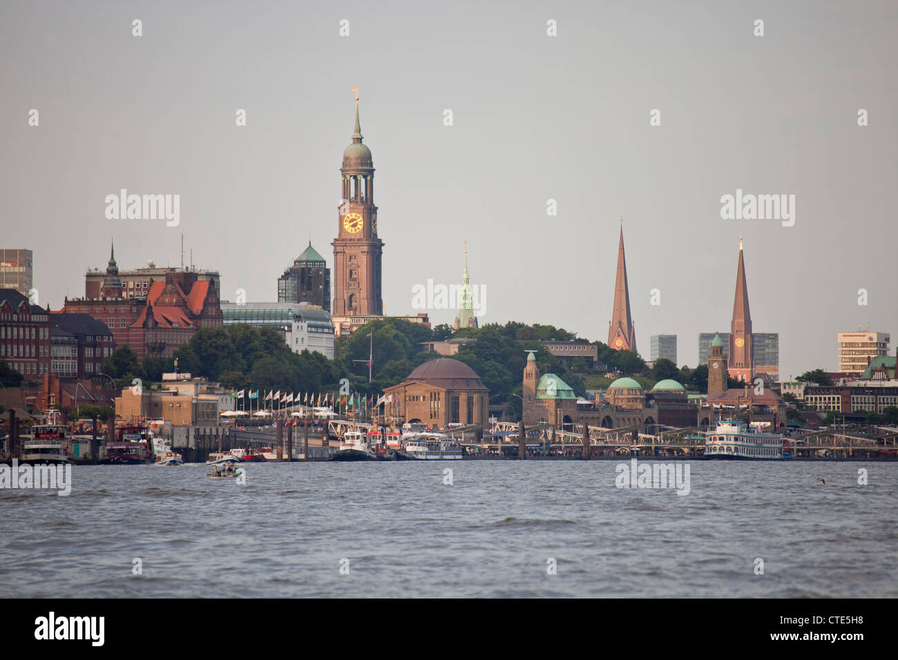 Paesaggio con il St Pauli Landungsbrücken (St. Pauli Landing Bridges) e la torre campanaria della chiesa di San Michele, 'Michel', Foto Stock