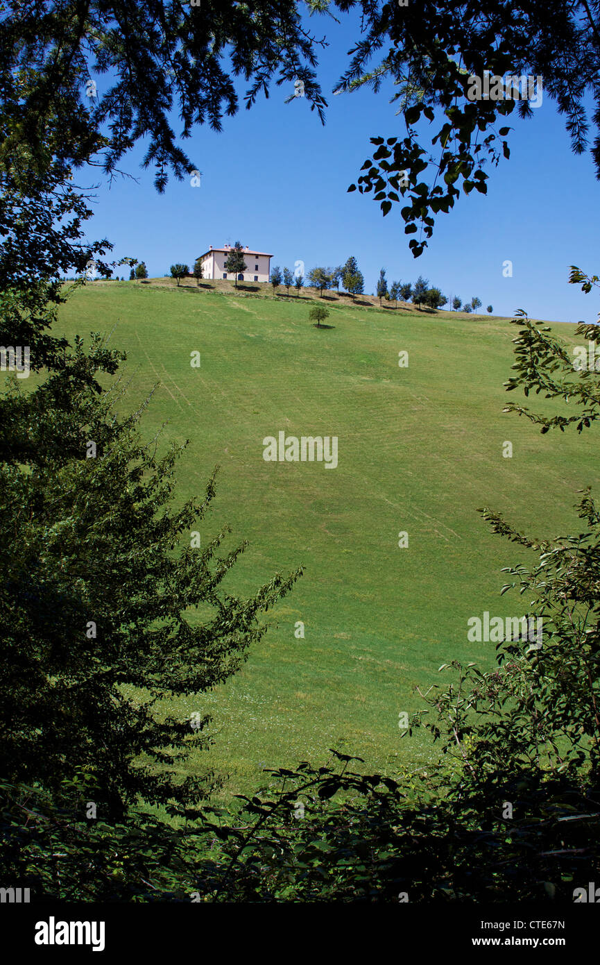 Bologna (IT) - paesaggio incorniciato di una tradizionale casa di campagna Foto Stock