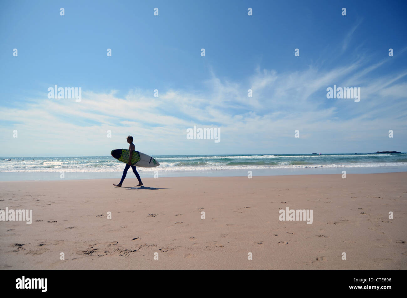 Surfisti sulla Côte des Basques spiaggia al tramonto, Biarritz Foto Stock