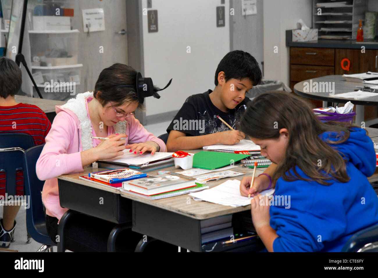 Gli studenti della lettura in una quarta classe di qualità a un pubblico di scuola elementare in Brandon, Florida, Stati Uniti d'America. Foto Stock