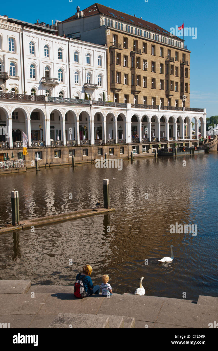 Alsterarkaden colonnati da Alsterfleet canal a Rathausmarkt Piazza Città Vecchia Amburgo Germania Europa Foto Stock
