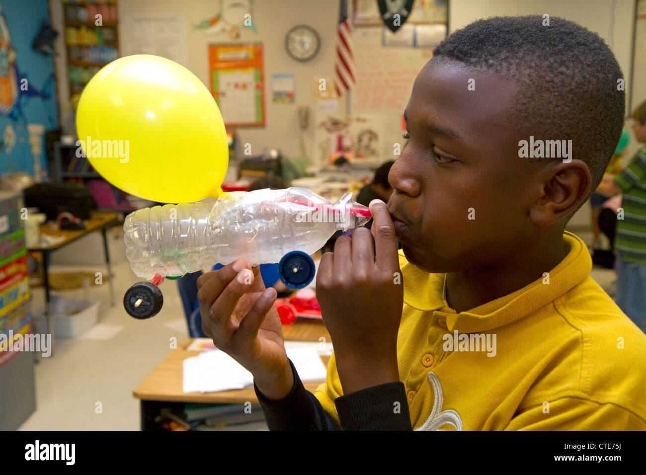 Lo studente che soffia su un palloncino come parte di un esperimento di scienza a un pubblico scuola elementare a Brandon, Florida, Stati Uniti d'America. Foto Stock