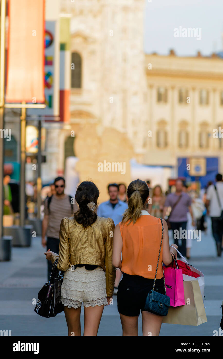 La gente a piedi Via dei Mercanti verso il Duomo,Milano,Italia,l'Europa Foto Stock