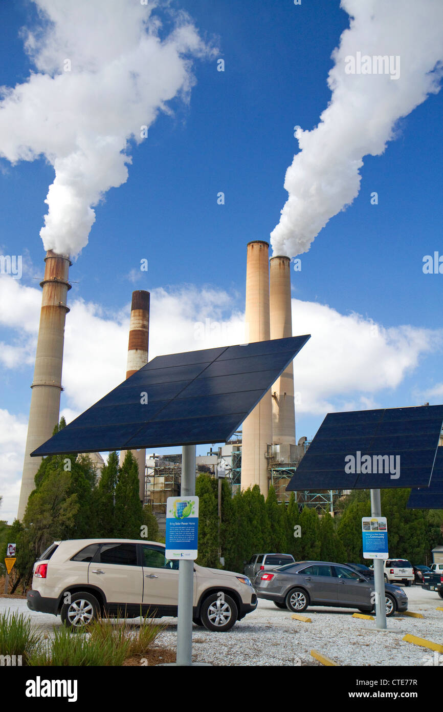 Impianto fotovoltaico a TECO Tampa Electric Big Bend Power Station situato in Apollo Beach, Florida, Stati Uniti d'America. Foto Stock