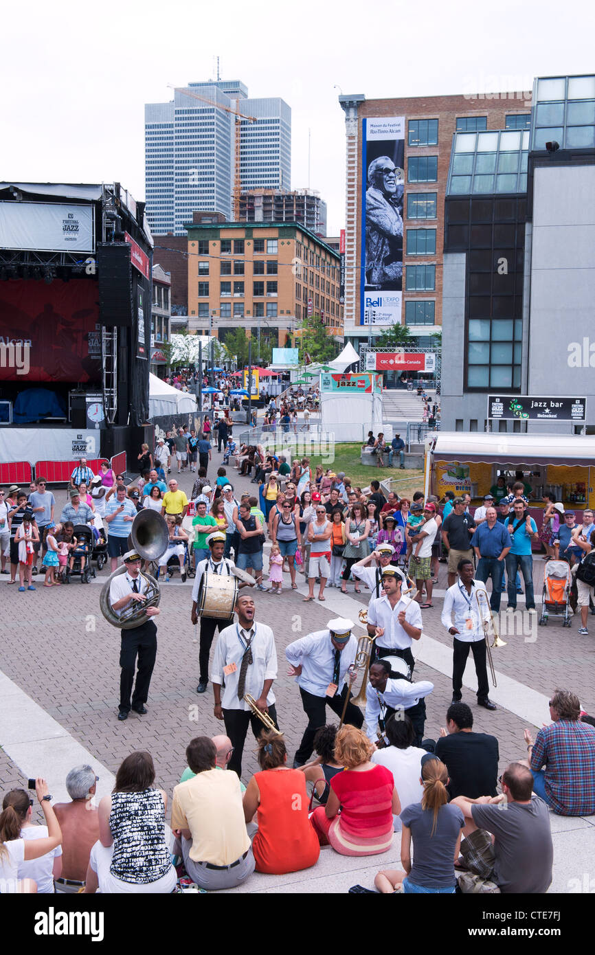 New Orleans Lagniappe Brass Band dando uno spettacolo all'aperto sulla Esplanade de la Place des Arts durante il Jazz Festival di Montreal. Foto Stock