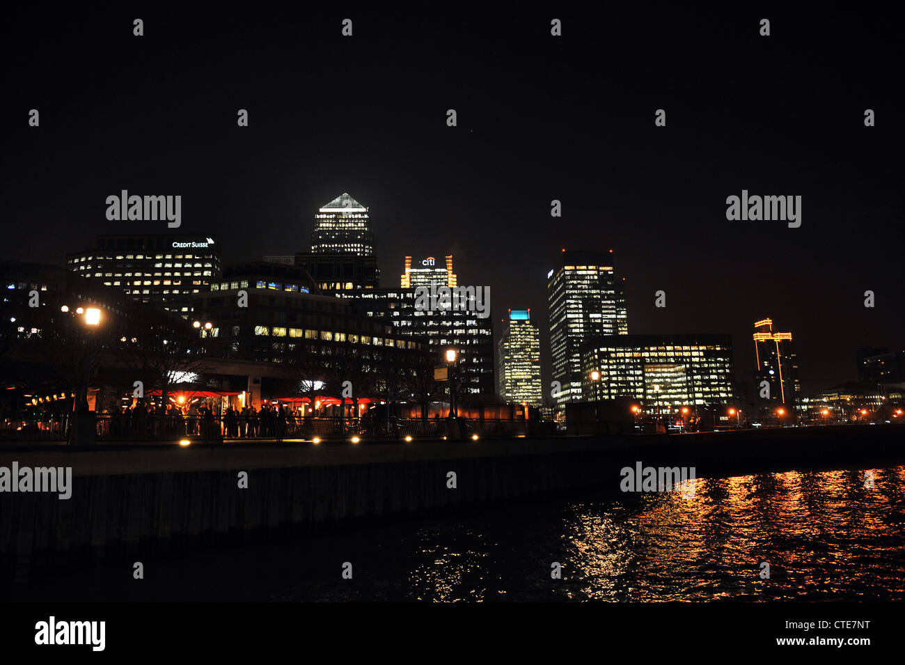Canary Wharf Londra di notte Foto Stock