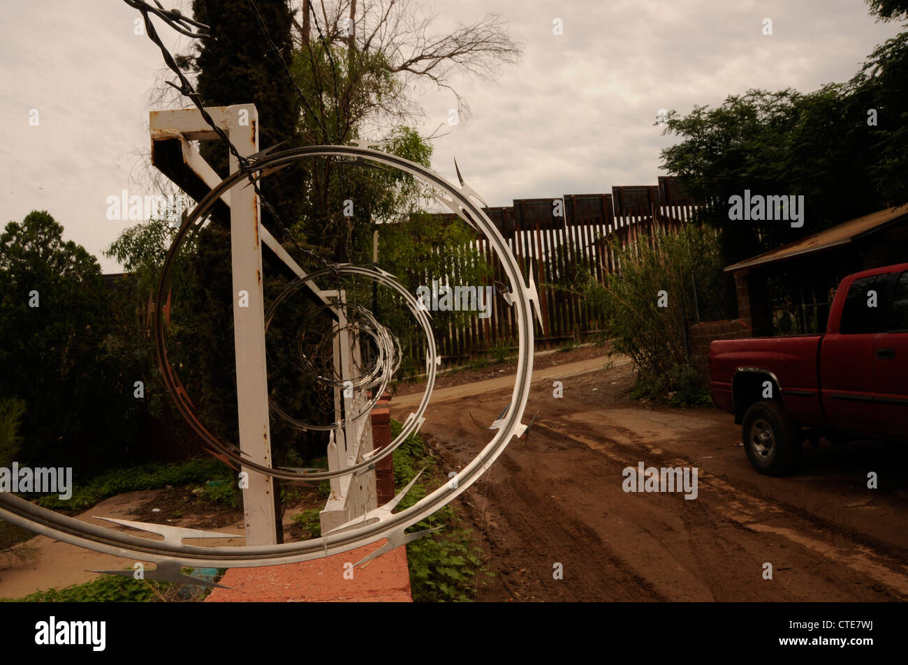 Filo spinato circonda immobili residenziali situati nei pressi del confine messicano parete a Nogales, in Arizona, Stati Uniti d'America. Foto Stock