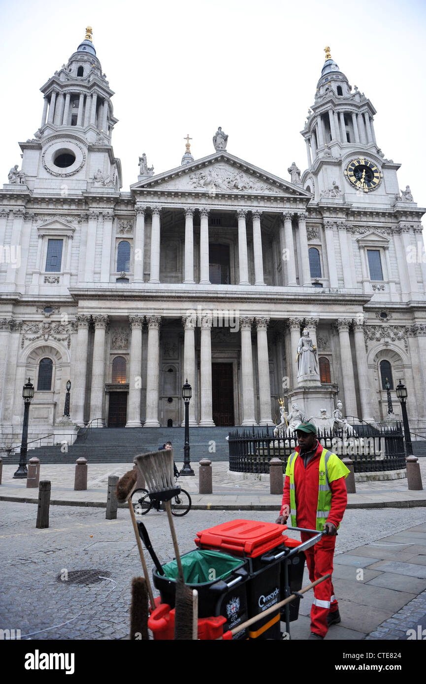 Spazzatrice al di fuori di San Paolo, il Quartiere Finanziario, City of London REGNO UNITO Foto Stock