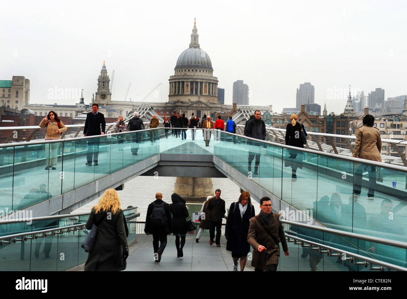 La gente a piedi al lavoro City di Londra, il Millennium Bridge Foto Stock