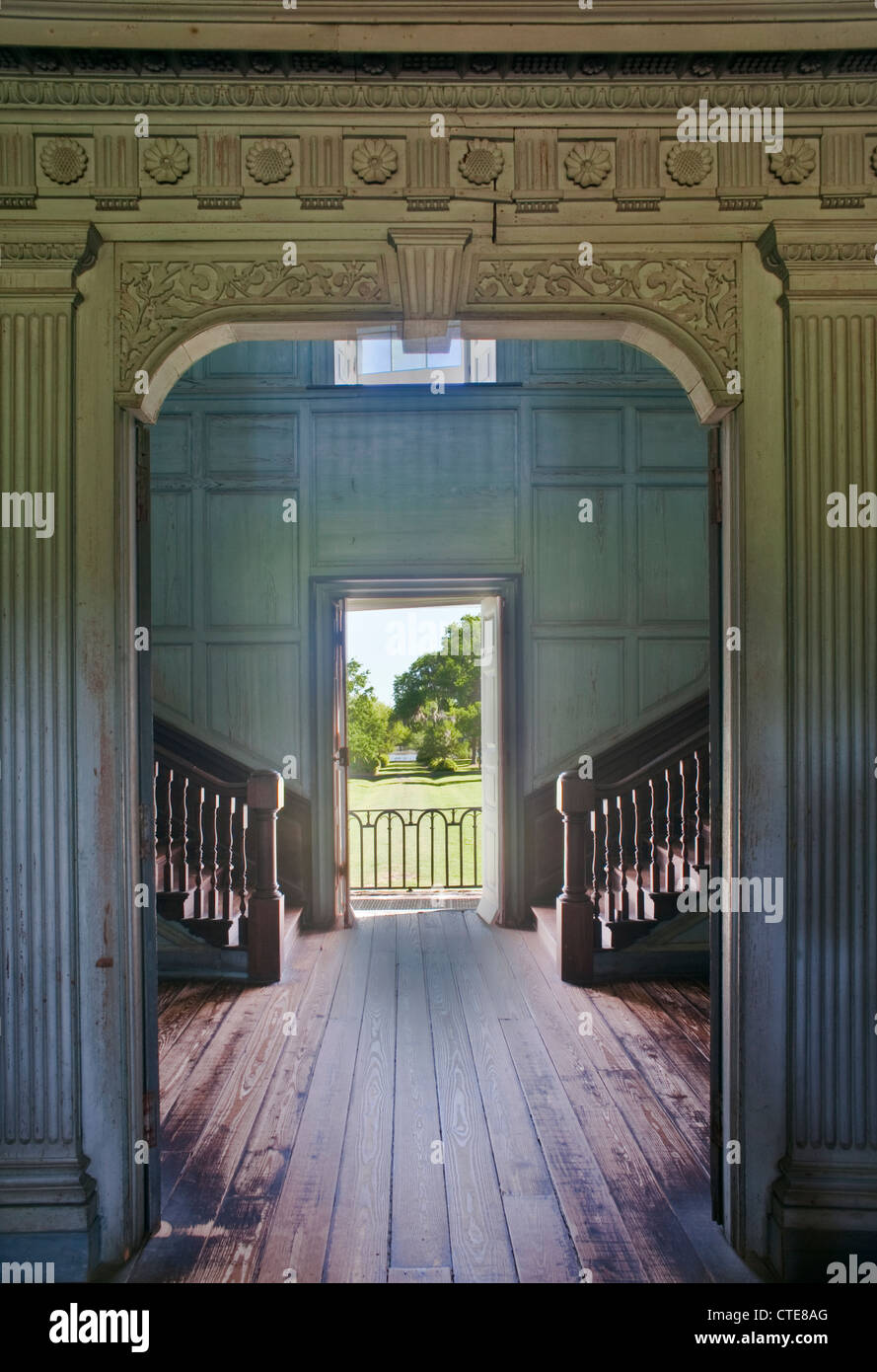 Charleston, Drayton Hall, XVIII secolo Plantation House. Una scala a doppia rampa, ampia hall, e vista attraverso una porta aperta. Foto Stock