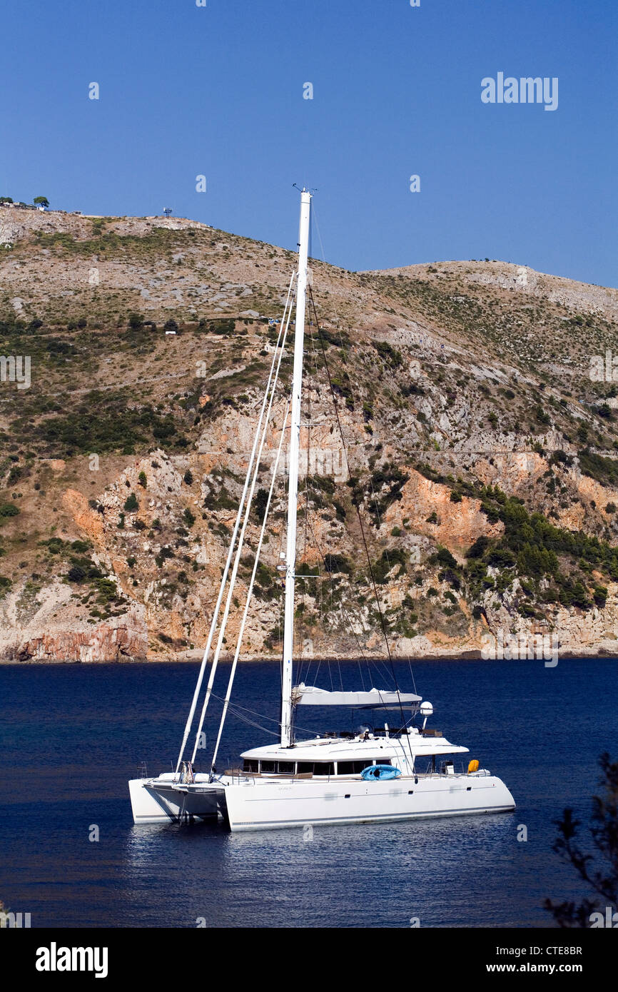 Catamarano ormeggiato di imbarcadero isola di Lokrum Dubrovnik Dalmazia Croazia Foto Stock