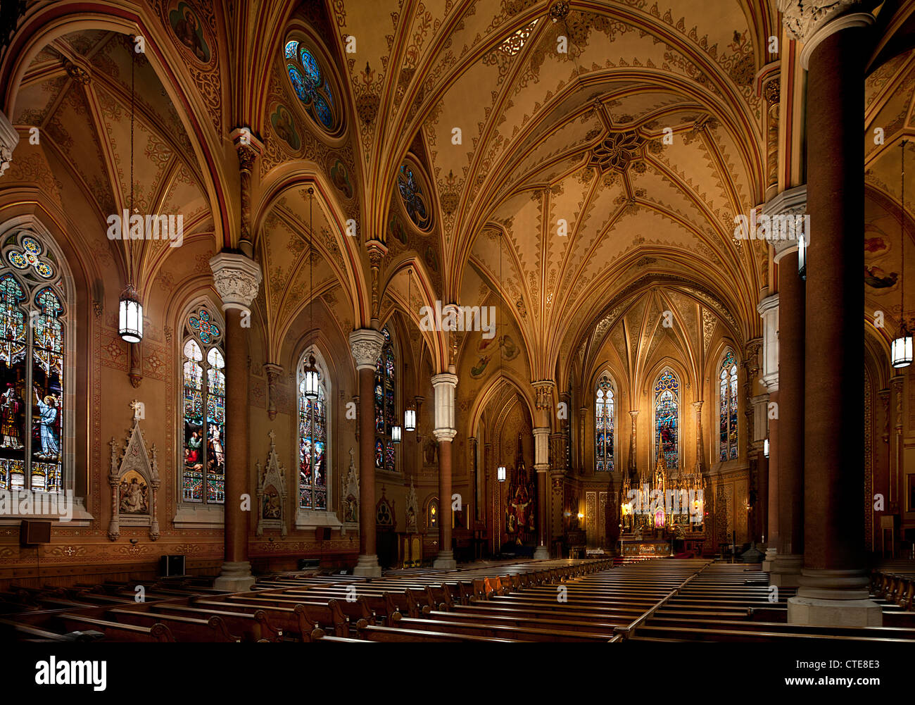 L'interno di un edificio storico del XIX secolo la Chiesa cattolico romana nella città di Rochester. Illuminato. Le finestre di vetro macchiate. Foto Stock