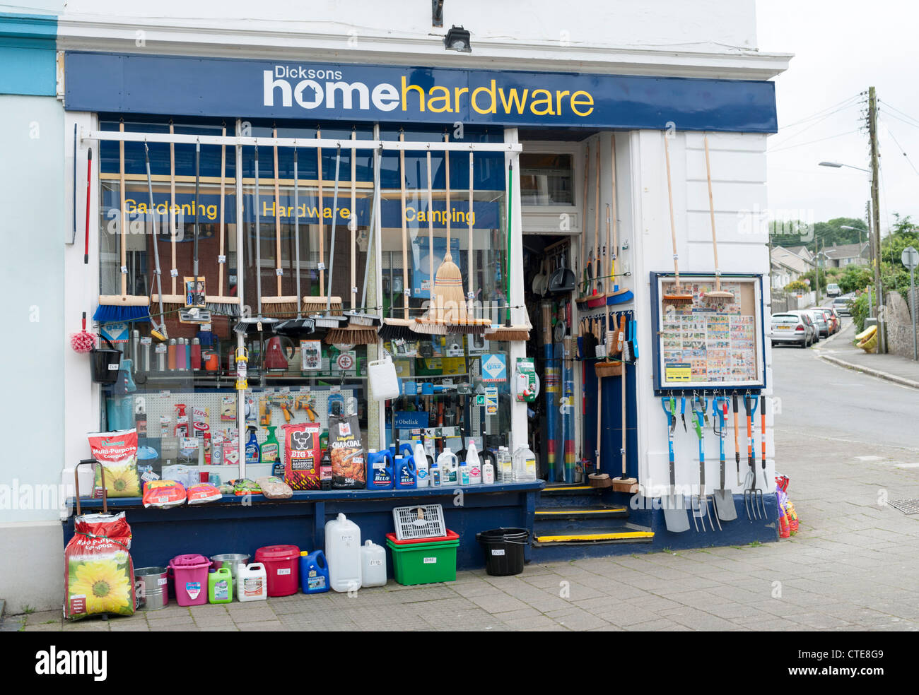Tradizionale English Home Hardware Store la visualizzazione di tutti i tipi di merci al di fuori. Foto Stock