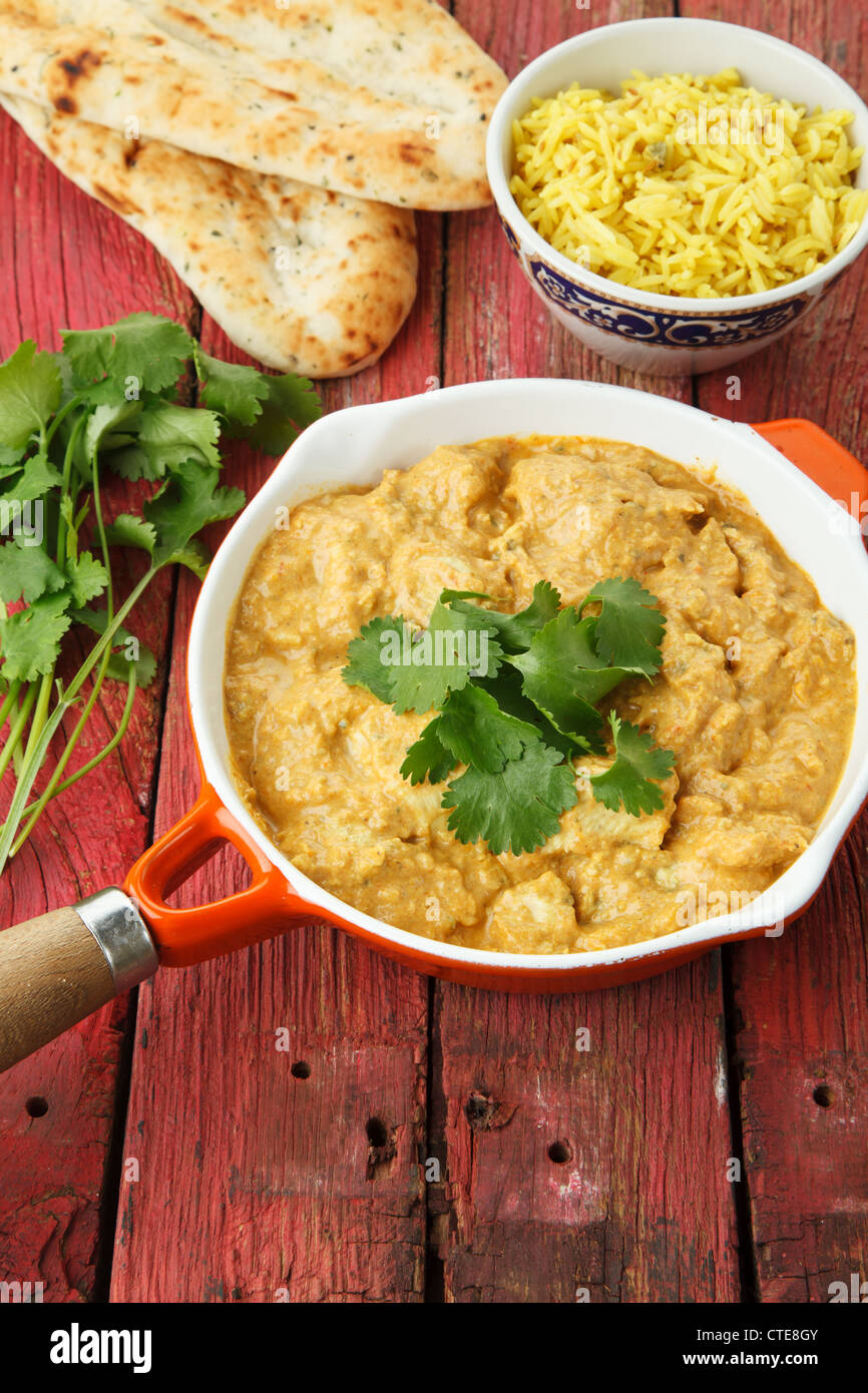 Indiano Curry di pollo con riso e pane Naan Foto Stock