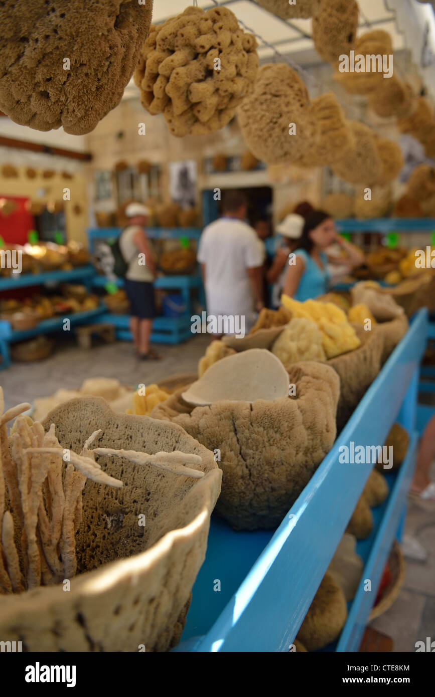 Una spugna shop nel porto di Yialos; Symi, Dodecaneso. La Grecia Foto Stock