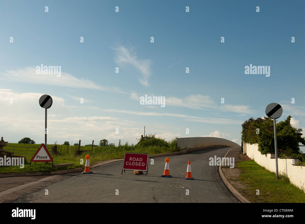 Allarme alluvione e strada chiusa segni Foto Stock