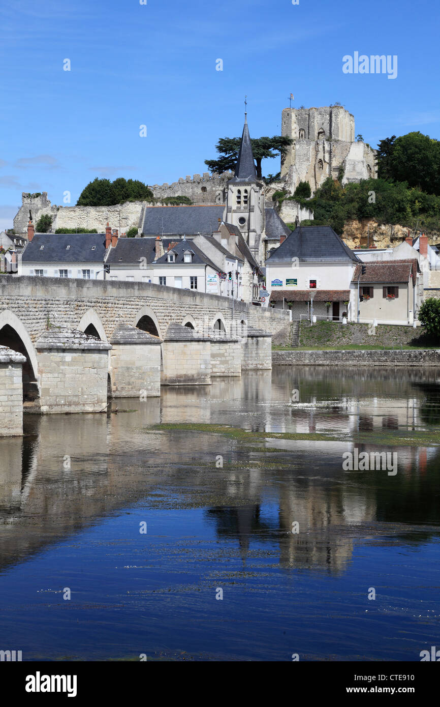 Città francese di Montrichard sur cher visto riflesso nel fiume Cher, Cher et Loir, Francia Foto Stock