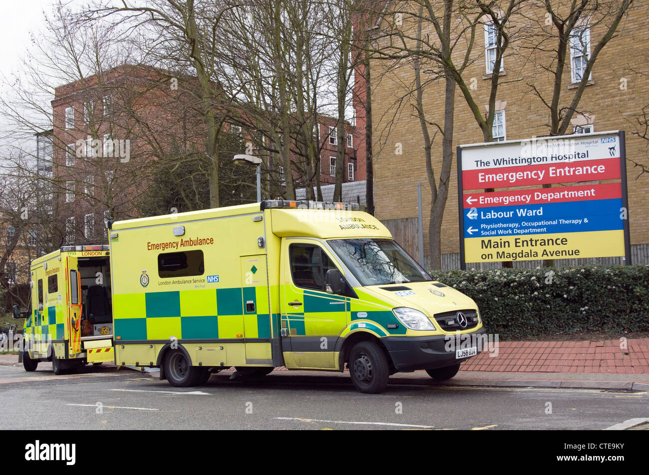 Due ambulanze fuori del Whittington Hospital, con ingresso di emergenza segno Highgate Hill Archway Islington Londra Inghilterra REGNO UNITO Foto Stock