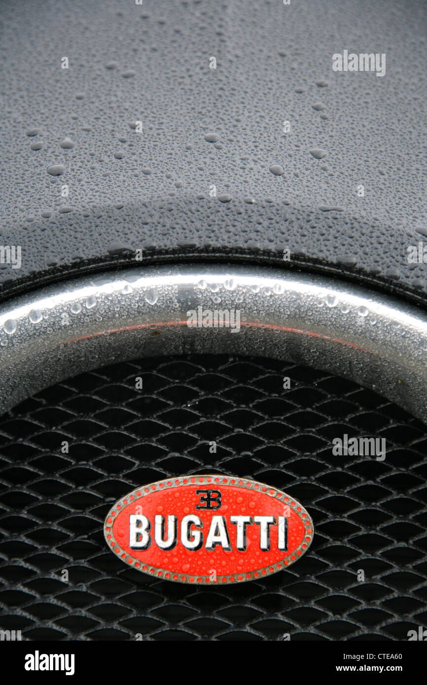 Badge sulla parte anteriore del Bugatti Veyron sportscar. Foto Stock