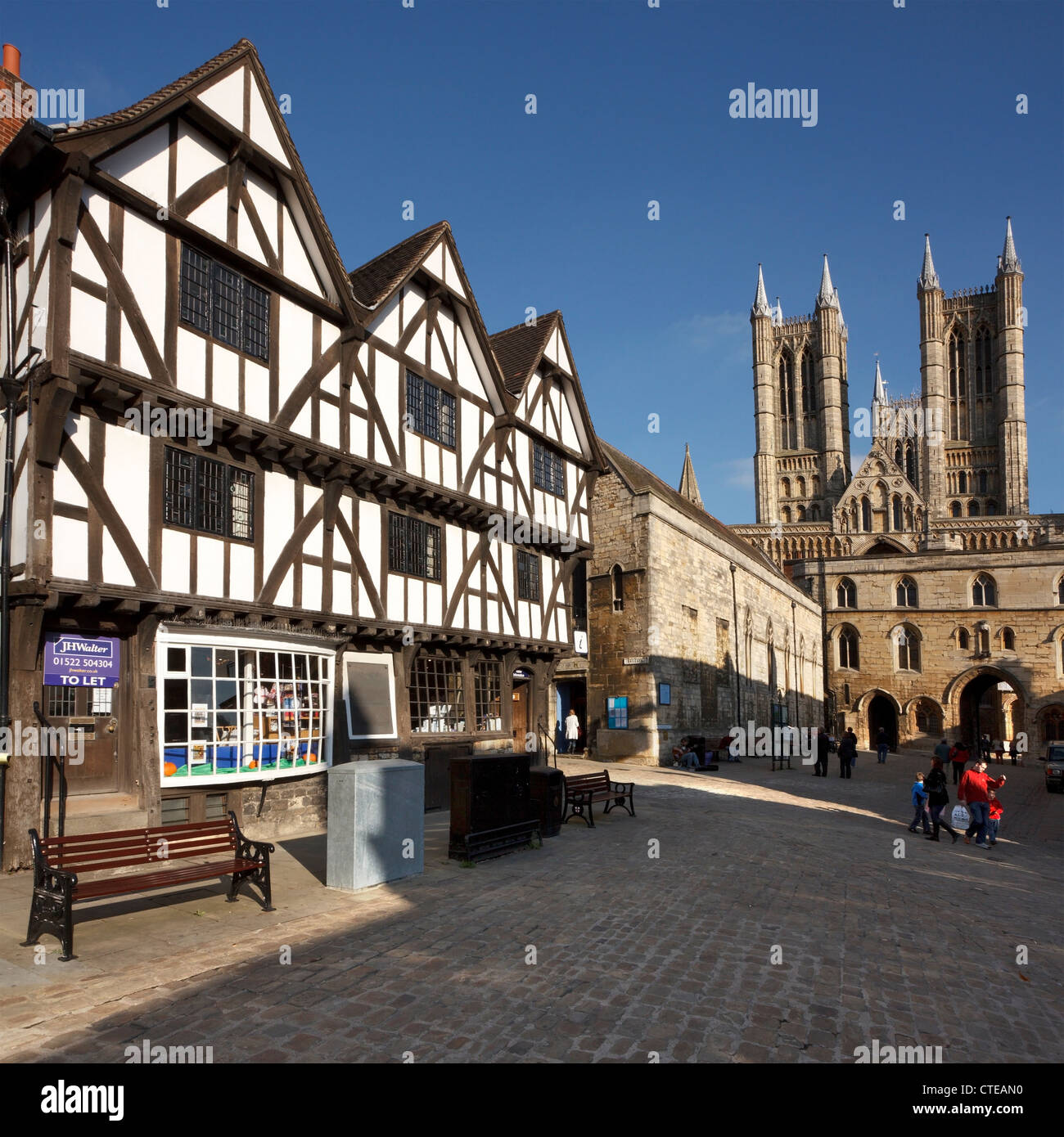 Leigh Pemberton House, Exchequer Gate e Cattedrale di Lincoln, Lincoln, Lincolnshire, England, Regno Unito Foto Stock