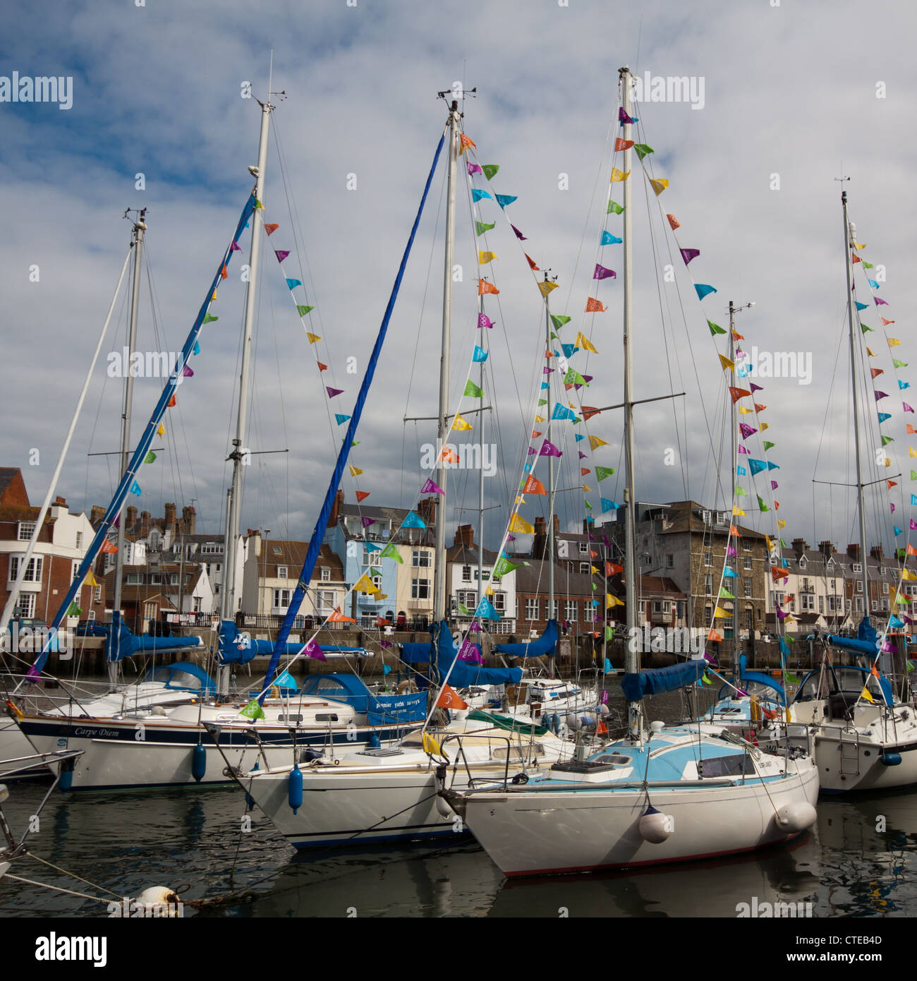 Barche nel porto di Weymouth Dorset, Regno Unito espongono i loro Olympic bunting come parte di Londra 2012 giochi olimpici. Foto Stock