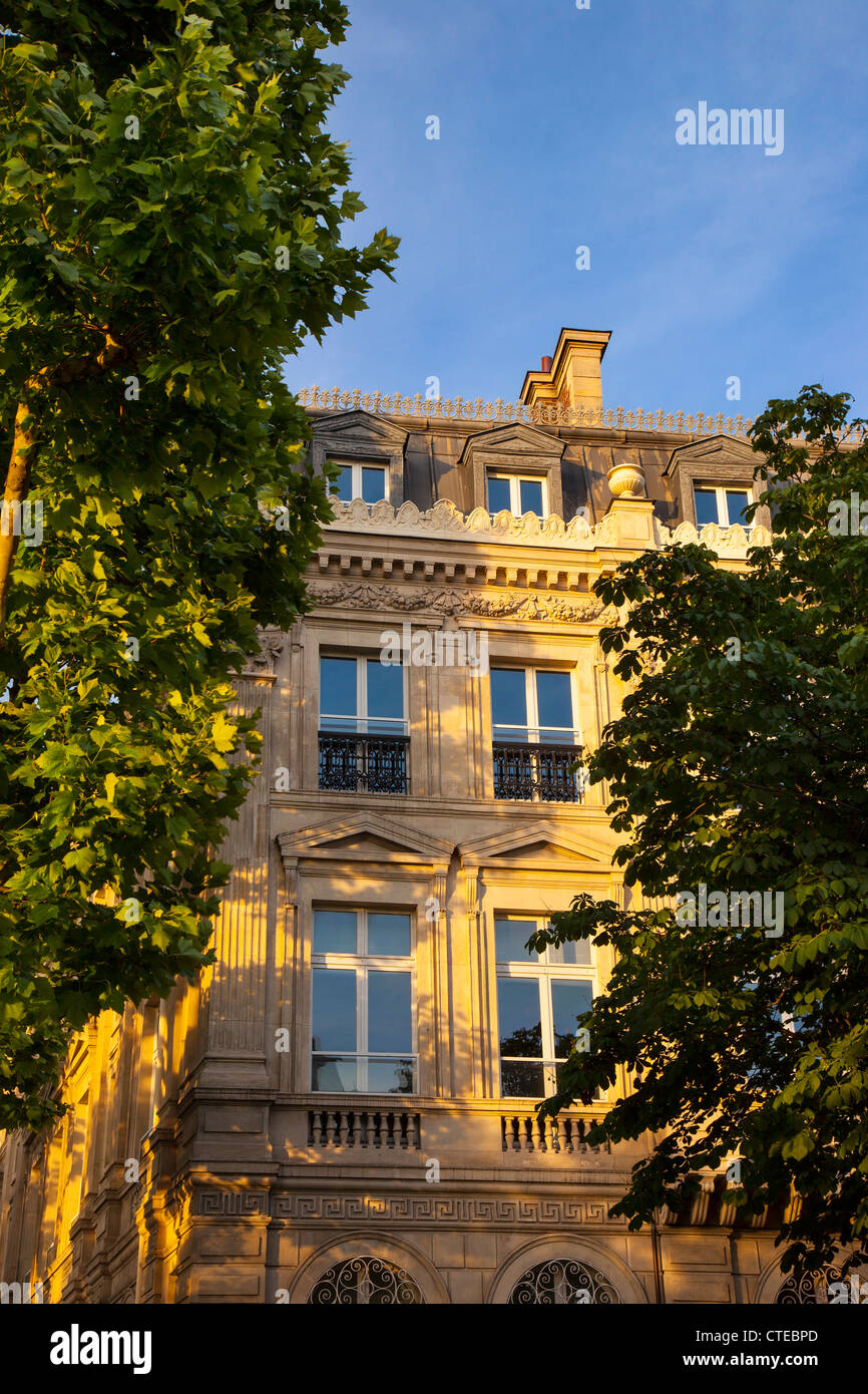 Architettura a Place Charles de Gaulle lungo gli Champs Elysees Parigi Francia Foto Stock