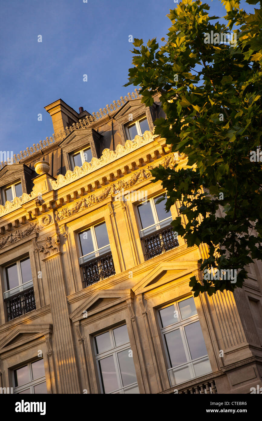 Architettura a Place Charles de Gaulle lungo gli Champs Elysees Parigi Francia Foto Stock